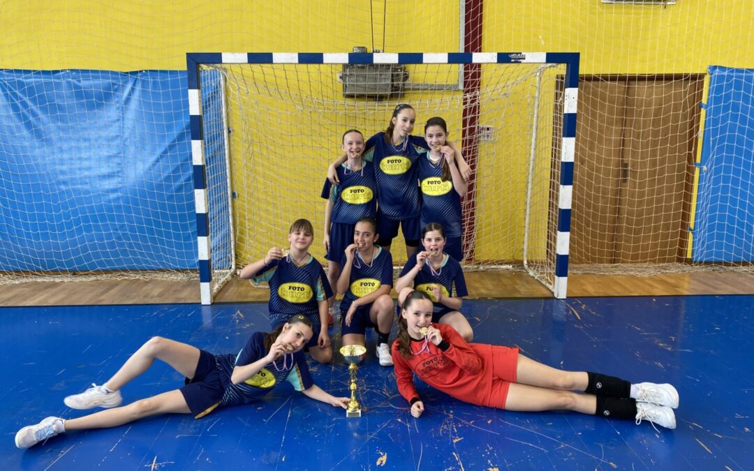 Velike vijesti stižu iz dvorane Dinka Lukarića sa Kozale gdje su djevojke osvojile prvo mjesto u futsalu u kategoriji do 6. razreda predstavljajući našu školu!