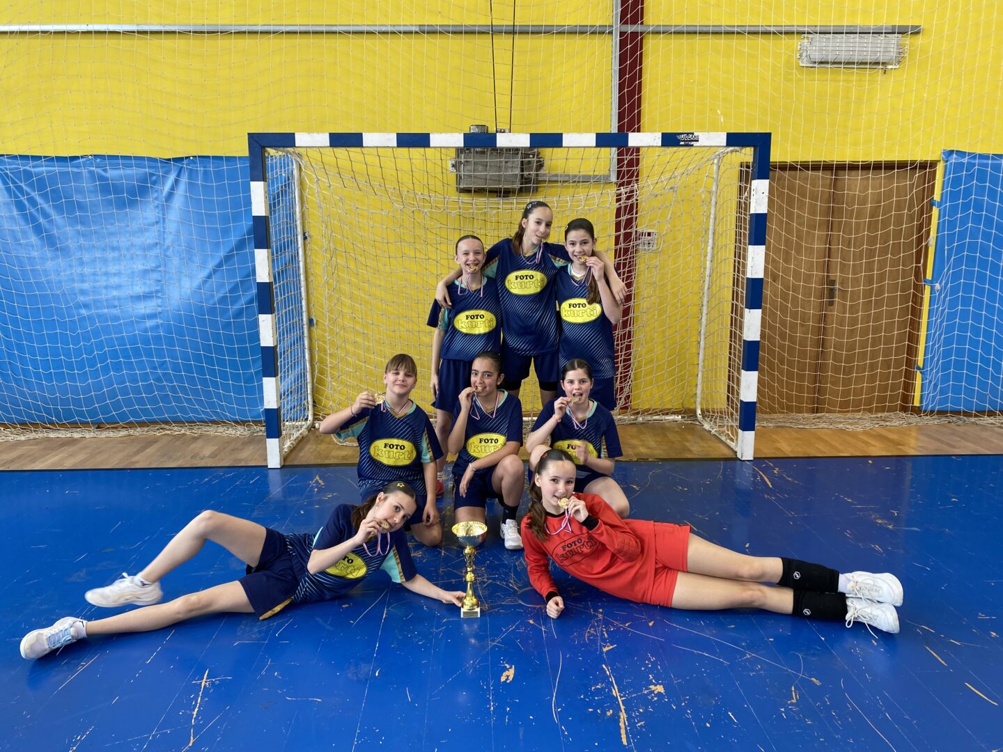 Velike vijesti stižu iz dvorane Dinka Lukarića sa Kozale gdje su djevojke osvojile prvo mjesto u futsalu u kategoriji do 6. razreda predstavljajući našu školu!